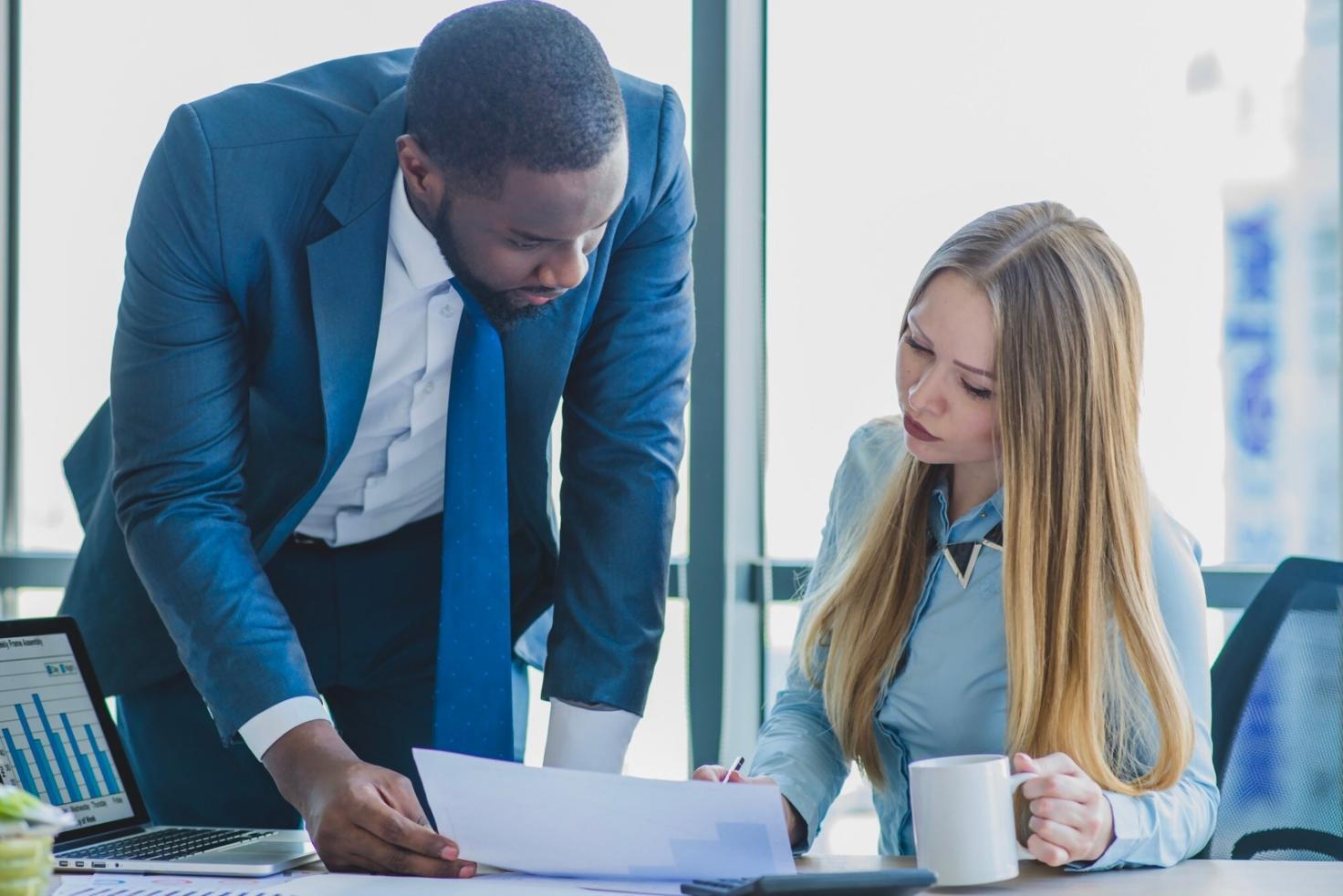 Groupe d'apprenants collaborant sur des stratégies financières